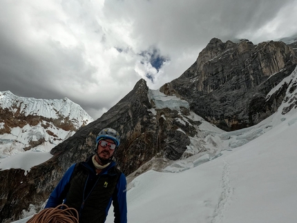 Siula Grande, Perù, Matteo Della Bordella, Marco Majori, Valore Alpino - Matteo Della Bordella in discesa dopo l'apertura di Valore Alpino sul Siula Grande, Perù (20-24/07/2022)