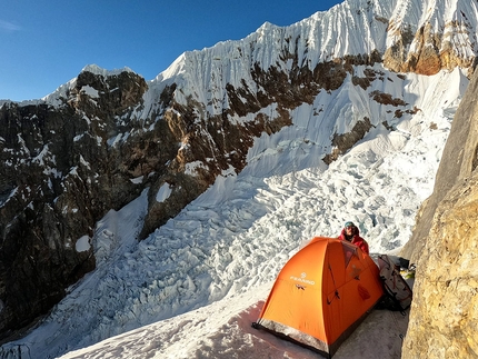 Siula Grande, Perù, Matteo Della Bordella, Marco Majori, Valore Alpino - Matteo Della Bordella al bivacco durante l'apertura di Valore Alpino sul Siula Grande, Perù (20-24/07/2022)