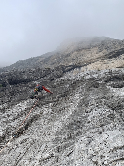 Doss di Dalun, Dolomiti di Brenta, Amici e Poesia, Luca Cornella - Sul primo tiro di Amici e Poesia al Doss di Dalun nelle Dolomiti di Brenta