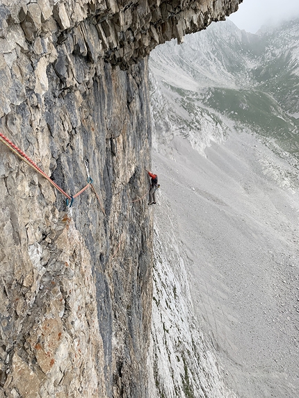 Doss di Dalun, Dolomiti di Brenta, Amici e Poesia, Luca Cornella - Sul quarto tiro di Amici e Poesia al Doss di Dalun nelle Dolomiti di Brenta