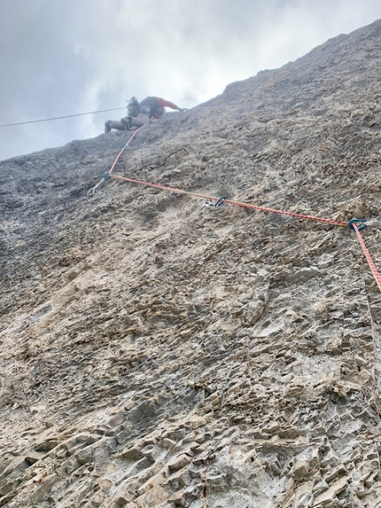 Doss di Dalun, Dolomiti di Brenta, Amici e Poesia, Luca Cornella - Sul quinto tiro di Amici e Poesia al Doss di Dalun nelle Dolomiti di Brenta