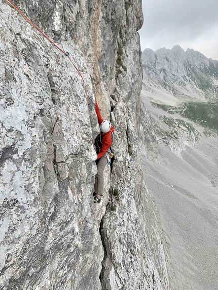 Doss di Dalun, Dolomiti di Brenta, Amici e Poesia, Luca Cornella - Sul traverso del sesto tiro di Amici e Poesia al Doss di Dalun nelle Dolomiti di Brenta