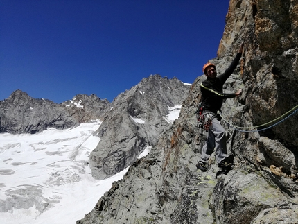 Triolet, Monte Bianco, Cresta del Mont Rouge de Triolet, Ivano Regis, AnnaMaria Bruzzese, Alessandro Fiorenza, Elio Riva - L'apertura di Sulle tracce del Barba, Cresta del Mont Rouge de Triolet, Monte Bianco (AnnaMaria Bruzzese, Alessandro Fiorenza, Elio Riva, Ivano Regis)