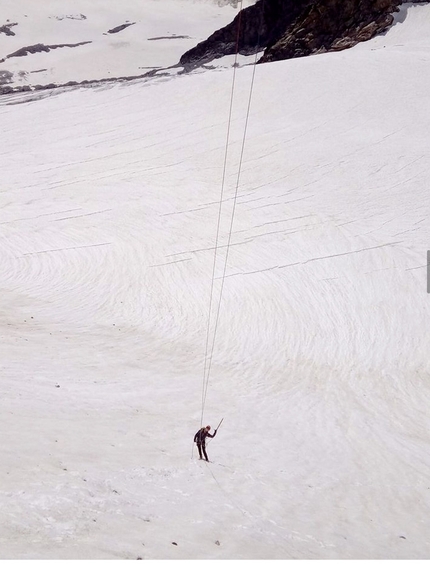 Triolet, Monte Bianco, Cresta del Mont Rouge de Triolet, Ivano Regis, AnnaMaria Bruzzese, Alessandro Fiorenza, Elio Riva - L'apertura di Sulle tracce del Barba, Cresta del Mont Rouge de Triolet, Monte Bianco (AnnaMaria Bruzzese, Alessandro Fiorenza, Elio Riva, Ivano Regis)