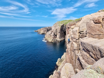 Arrampicata trad sull'Isola Gola in Irlanda