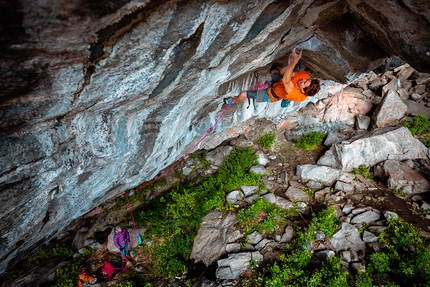 A Seb Bouin la terza salita di Change, il 9b+ di Adam Ondra a Flatanger