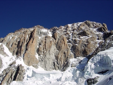 Bivacco Lampugnani - Grassi al colle Eccles (Monte Bianco) - I pilastri del Brouillard dal bivacco Lampugnani - Grassi