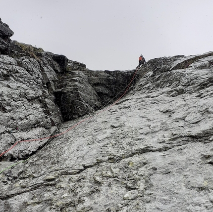 Via Toboga alla Crema, Monte Cuminello, Davide Bonfanti, Marco Serafini - Via Toboga alla Crema al Monte Cuminello: in uscita dal tetto di L2 sotto un potente scroscio