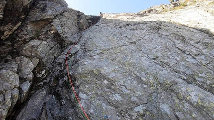 Via Toboga alla Crema, Monte Cuminello, Davide Bonfanti, Marco Serafini - Via Toboga alla Crema al Monte Cuminello: il diedro di L2 tra sole e ombra