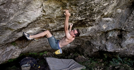 Will Bosi libera Honey Badger, 8C+ boulder in Inghilterra