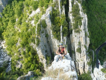 Pennadomo, Liscia di Santa Maria, Cristiano Iurisci, Antonello D’Angelo, Gianluca Nervegna - La Pomata di Azzazello, Liscia di Santa Maria, Pennadomo: Antonello D’Angelo sulla sosta 7° tiro, dietro le gole e la strada