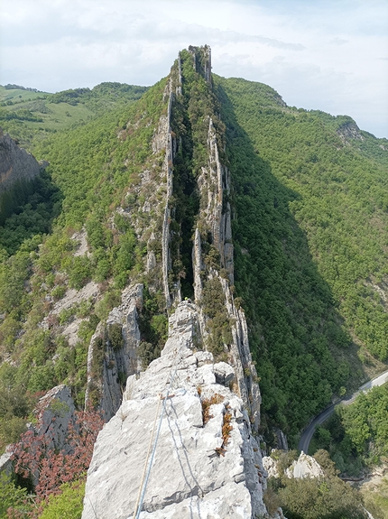 Pennadomo, Liscia di Santa Maria, Cristiano Iurisci, Antonello D’Angelo, Gianluca Nervegna - La Pomata di Azzazello, Liscia di Santa Maria, Pennadomo: sulla facile ma aerea lama del 10° tiro