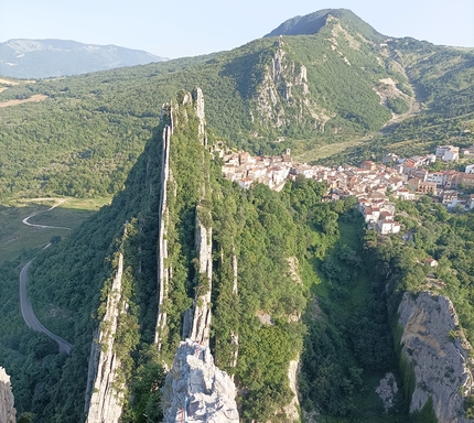 Pennadomo, Liscia di Santa Maria, Cristiano Iurisci, Antonello D’Angelo, Gianluca Nervegna - La Pomata di Azzazello, Liscia di Santa Maria, Pennadomo: la lama al centro è dove sale la via 