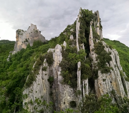 Pennadomo, Liscia di Santa Maria, Cristiano Iurisci, Antonello D’Angelo, Gianluca Nervegna - La Pomata di Azzazello, Liscia di Santa Maria, Pennadomo: o sfondo delle gole, di fronte le lame del Monte Moresco e la via Lamettadomo