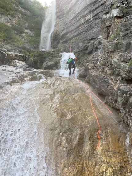 Canyon della Val Scura, Altopiano di Lavarone, Giulia Gabani, Francesco Sauro - Canyon della Val Scura, Lavarone: lo Scivolo e dietro Spada di Damocle (apertura)