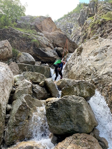 Canyon della Val Scura, Altopiano di Lavarone, Giulia Gabani, Francesco Sauro - Canyon della Val Scura, Lavarone: il Ribaltamento (apertura)