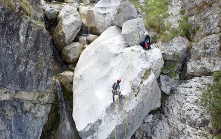 Canyon della Val Scura, Altopiano di Lavarone, Giulia Gabani, Francesco Sauro - Canyon della Val Scura, Lavarone: la partenza del Grande Salto