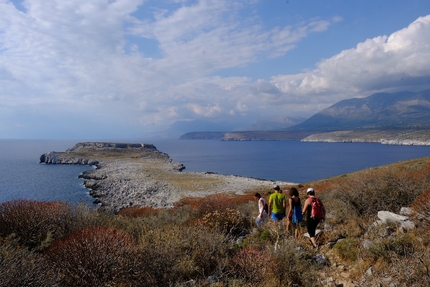 Mani, Peloponneso, Grecia, Alberto Sciamplicotti - Mani in Grecia: lungo il sentiero che da Agia Kyriaki conduce a Capo Tigani e alle rovine della fortezza del Mani.