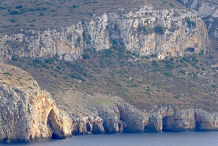 Mani, Peloponneso, Grecia, Alberto Sciamplicotti - Mani in Grecia: il piccolo romitorio bizantino di Agitria, un gioiello incastonato nella roccia e sospeso sul mare