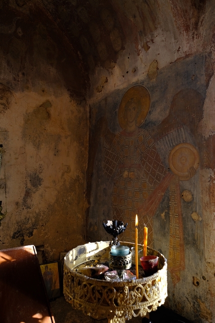 Mani, Peloponneso, Grecia, Alberto Sciamplicotti - Mani in Grecia: un arcangelo custodisce l’ingresso della chiesa bizantina di Agitria