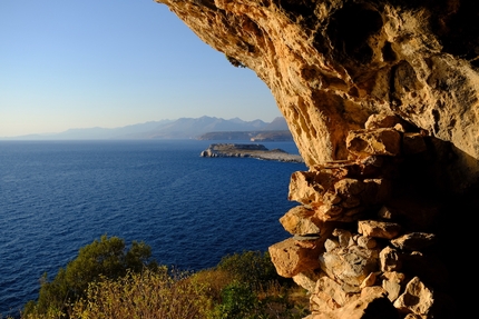 Mani, Peloponneso, Grecia, Alberto Sciamplicotti - Mani in Grecia: l’antico romitorio di Agitria è raggiungibile con una camminata di circa ¾ d’ora