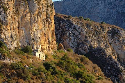 Mani, Peloponneso, Grecia, Alberto Sciamplicotti - Mani in Grecia: la macchia mediterranea e le rocce delle pareti del Taigeto, si fondono alla perfezione con le mura dell’antico romitorio di Agitria