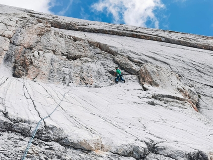 Sasso delle Nove, Dolomiti, La Gana tla Pera, Hubert Eisendle, Simon Kehrer - Simon Kehrer durante l'apertura di La Gana tla Pera al Sasso delle Nove, Dolomiti