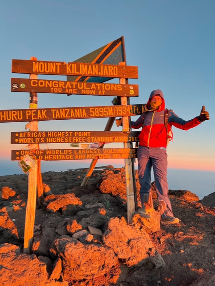 Andrea Lanfri, Massimo Coda, Kilimangiaro - Andrea Lanfri sulla cima del Kilimangiaro, 22/08/2022