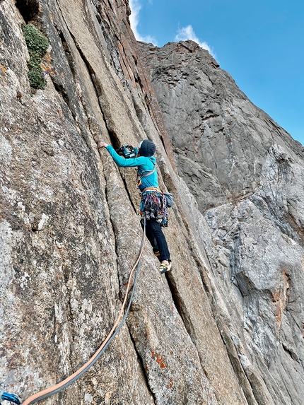 Ak-Su Valley, Pamir Alay, Kyrgyzstan, Federica Mingolla, Niccolò Bartoli, Vivere la Vita - Federica Mingolla making the first ascent of Vivere la Vita (800m, 7b), Slesova Peak south buttress, Ak-Su Valley, Kyrgyzstan (Niccolò Bartoli, Federica Mingolla summer 2022)