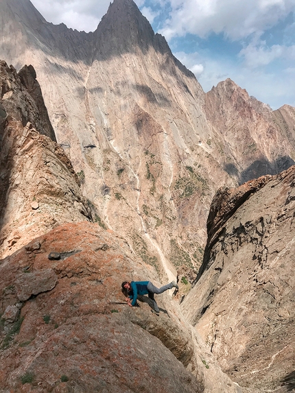 Ak-Su Valley, Pamir Alay, Kyrgyzstan, Federica Mingolla, Niccolò Bartoli, Vivere la Vita - Niccolò Bartoli climbing in the Ak-Su Valley, Kyrgyzstan (Niccolò Bartoli, Federica Mingolla summer 2022)