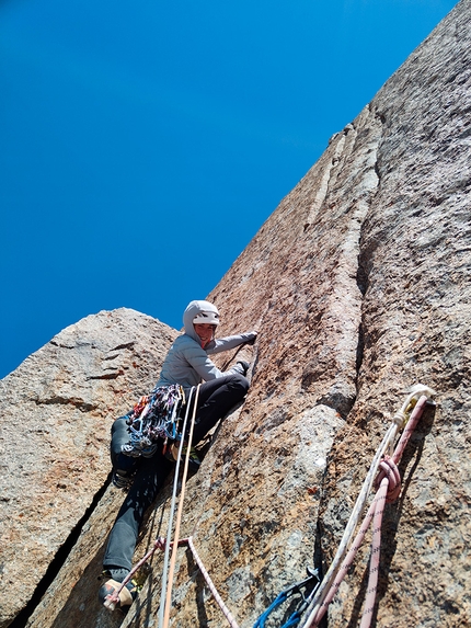 Perestroika Crack, Peak Slesova, Ak-Su Valley,  Kyrgyzstan - Repeating Perestroika Crack on Peak Slesova (4240m),  Ak-Su Valley, Kyrgyzstan (Niccolò Bartoli, Federica Mingolla estate 2022)