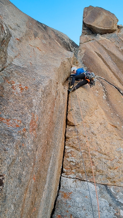 Perestroika Crack, Peak Slesova, Ak-Su Valley,  Kyrgyzstan - Repeating Perestroika Crack on Peak Slesova (4240m),  Ak-Su Valley, Kyrgyzstan (Niccolò Bartoli, Federica Mingolla estate 2022)