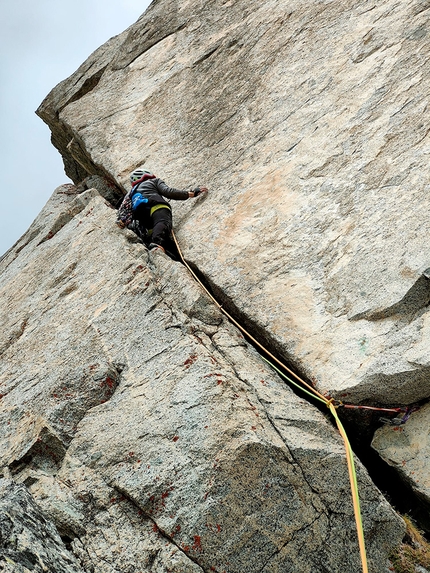 Monte Nero, Presanella, Punta Lisa, Jedi Master, Francesco Salvaterra, Nicola Bursi Gandolfi, Matteo Mazzieri - La fessura del secondo tiro di Jedi Master alla Punta Lisa, Monte Nero di Presanella (Nicola Bursi Gandolfi, Matteo Mazzieri, Francesco Salvaterra 06/06/2022)