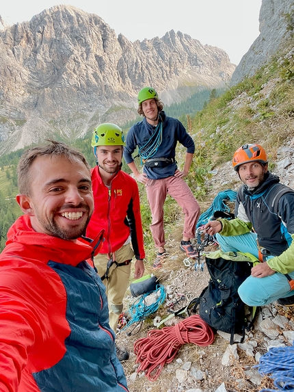 Monte Fop, Val Franzedaz, Dolomiti, Via 60° Soccorso Alpino Val Pettorina, Federico Dell’Antone, Matteo Dagai, Andrea Darman, Alessandro Graziosi - Federico Dell’Antone, Matteo Dagai, Andrea Darman e Alessandro Graziosi in cima alla loro nuova via, 60° Soccorso Alpino Val Pettorina sul Monte Fop in Val Franzedaz, Dolomiti, il 17/08/2022