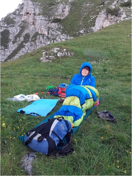 Campanile degli Amici, Pale di San Lucano, Dolomiti, Ivo Ferrari, Federica Maslowsky - Federica Maslowsky dopo la notte sotto le stelle, prima dell'apertura di 'Sognai talmente forte che mi uscì il sangue dal naso' al Campanile degli Amici, Pale di San Lucano, Dolomiti (Ivo Ferrari, Federica Maslowsky (27/06/2022)