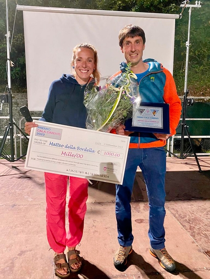 Premio Cala Cimenti 2022, Matteo Della Bordella - Erika Siffredi, moglie di Cala Cimenti, e Matteo Della Bordella durante l'assegnazione del Premio Cala Cimenti 2022