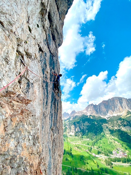 Halli Galli, Crep de Boè, Alta Badia, Dolomiti, Simon Gietl, Florian Harasser - Simon Gietl il 26/05/2022 durante la prima salita di Halli Galli al Crep de Boè, Alta Badia, Dolomiti