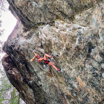 Martina Demmel nuovamente da 8c+ con Deltaplane man direct ad Entraygues