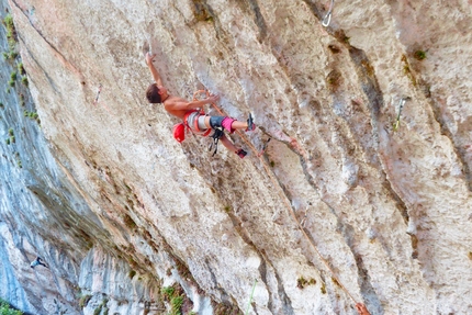 Théo Blass (12) ripete TTT 9a alle Gorges du Loup in Francia