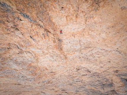 Jonas Hainz sale free solo Moulin Rouge alla Roda de Vael nelle Dolomiti