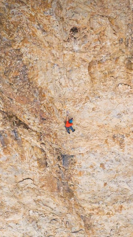 Jonas Hainz, free solo, Moulin Rouge, Roda de Vael, Catinaccio Dolomiti - Jonas Hainz sale free solo Moulin Rouge alla Roda de Vael (2806m) Catinaccio, Dolomiti il 20/06/2022