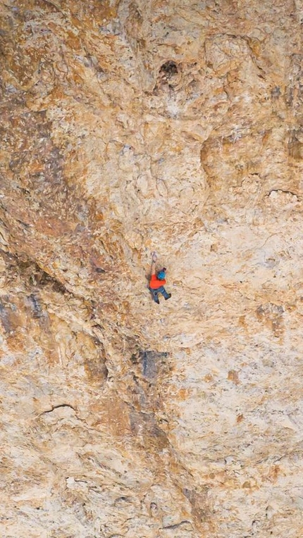 Jonas Hainz, Moulin Rouge, Rotwand, Rosengarten, Dolomites - Jonas Hainz sale free solo Moulin Rouge alla Roda de Vael (2806m) Catinaccio, Dolomiti il 20/06/2022