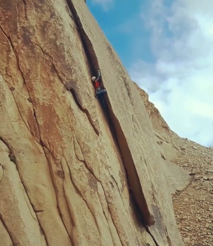 Iran, arrampicata, Alam Kooh, Mountain Warriors, Nasim Eshqi, Sina Heidari - Il primo tiro di Mountain Warriors alla Sun Tower di Alam Kooh in Iran (Nasim Eshqi, Sina Heidari estate 2022)