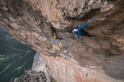 Safety Discussion, Laserz, Dolomiti di Lienz, David Lama, Peter Ortner - David Lama e Peter Ortner sul terzo tiro di Safety Discussion alla parete sud di Laserz, Dolomiti di Lienz, 2012