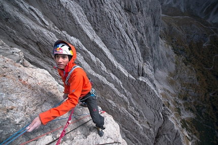 Safety Discussion, Laserz, Dolomiti di Lienz, David Lama, Peter Ortner - David Lama durante l'apertura di Safety Discussion alla parete sud di Laserz, Dolomiti di Lienz, 2012