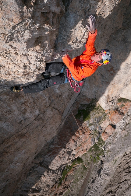 Safety Discussion, Laserz, Dolomiti di Lienz, David Lama, Peter Ortner - David Lama durante l'apertura di Safety Discussion alla parete sud di Laserz, Dolomiti di Lienz, 2012