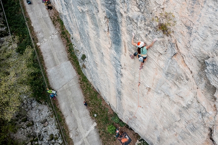 Petzl Legend Tour Italia - Eva Hammelmüller in arrampicata alla Gola di Toblino, Valle del Sarca