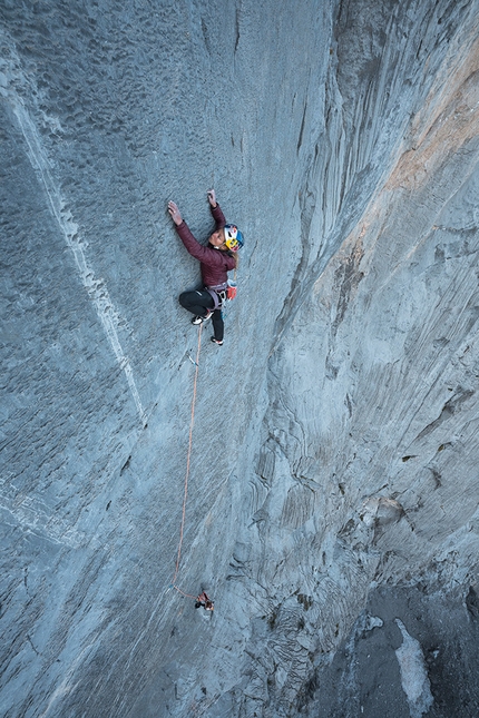 Rayu, Picos de Europa, Sasha DiGiulian, Matilda Söderlund, Brette Harrington - Sasha DiGiulian sale Rayu alla sud di Peña Santa de Castilla (2596m) nei Picos de Europa, insieme a Brette Harrington e Matilda Söderlund