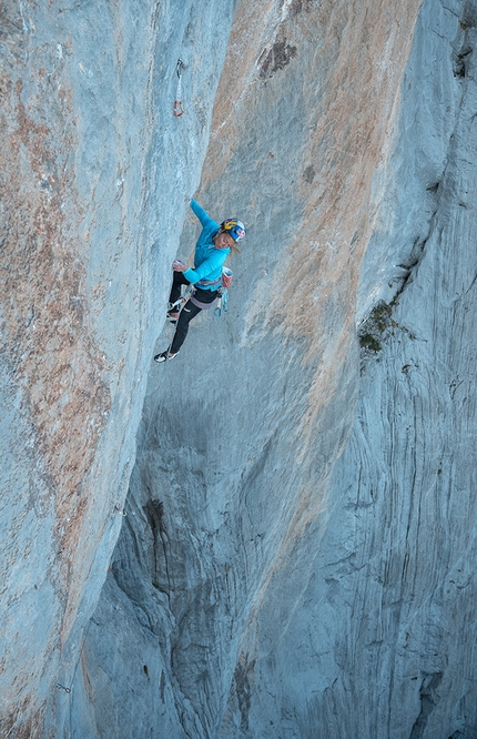 Rayu, Picos de Europa, Sasha DiGiulian, Matilda Söderlund, Brette Harrington - Sasha DiGiulian sale Rayu alla sud di Peña Santa de Castilla (2596m) nei Picos de Europa, insieme a Brette Harrington e Matilda Söderlund