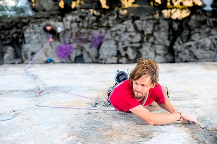 Nicolas Favresse - Nico Favresse in arrampicata trad a Pembroke in Galles